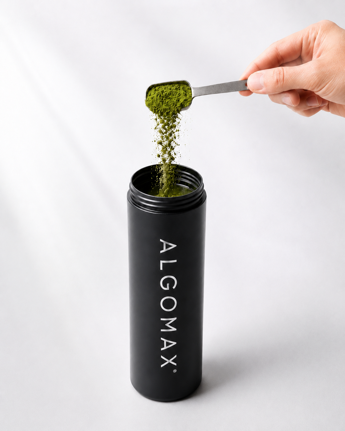 Einen Messlöffel ALGOMAX® (10 g Pulver) mit 250–350 ml kaltem Wasser in einen Shaker geben.