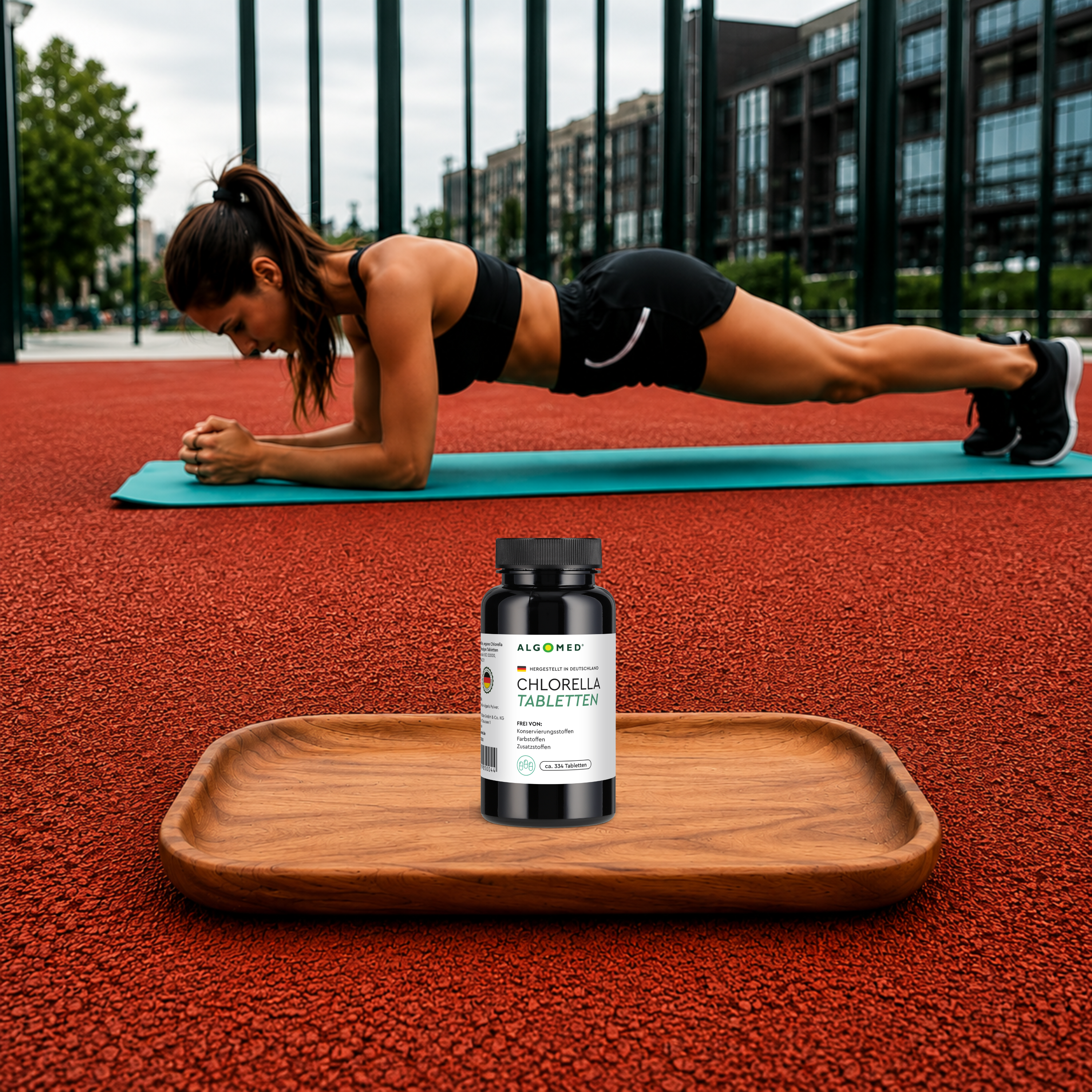Shopify_Sportlerin_mit_Chlorella_Tabletten